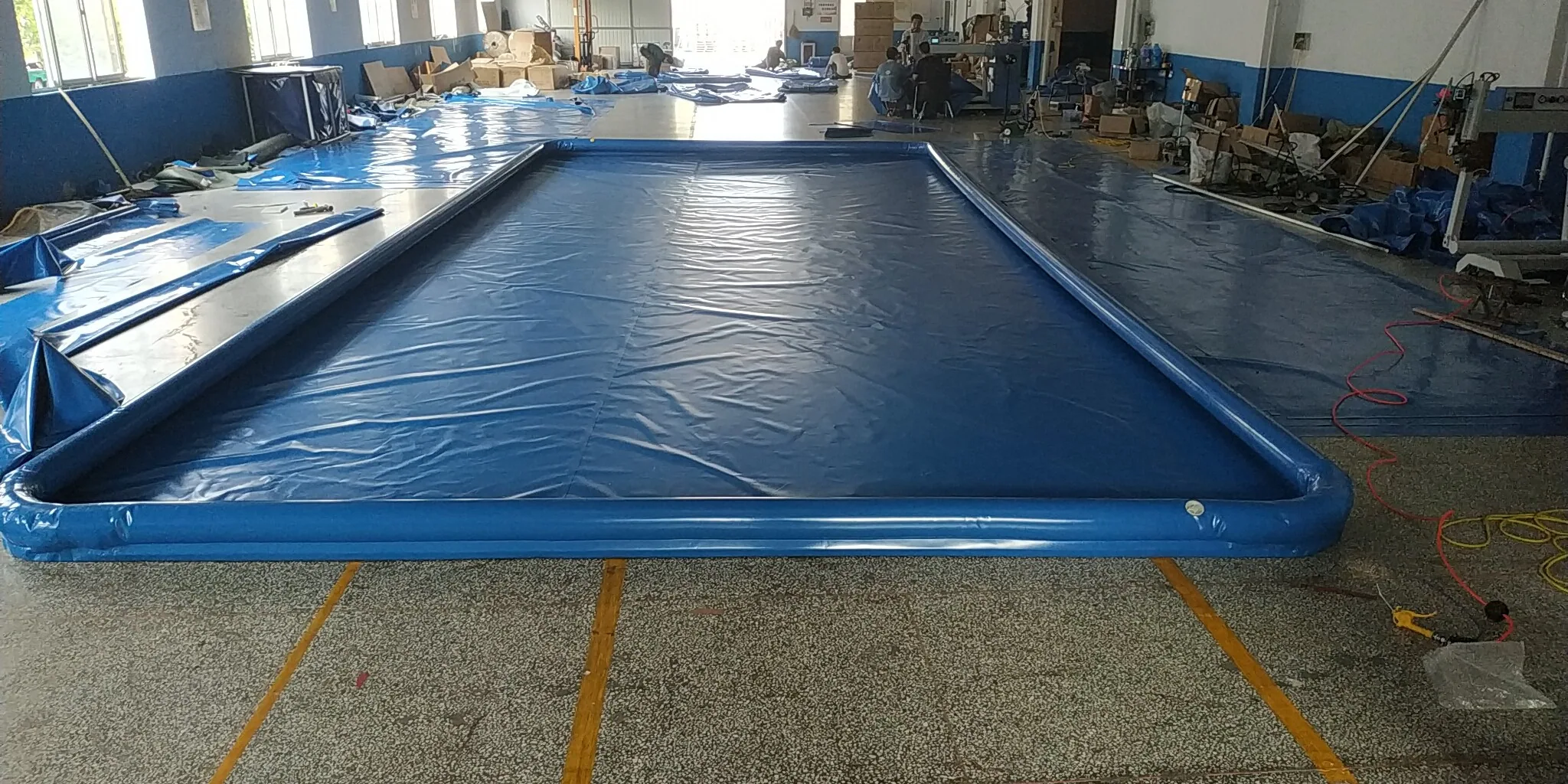 Inflatable-wall spill containment berm, portable without rigid supports
