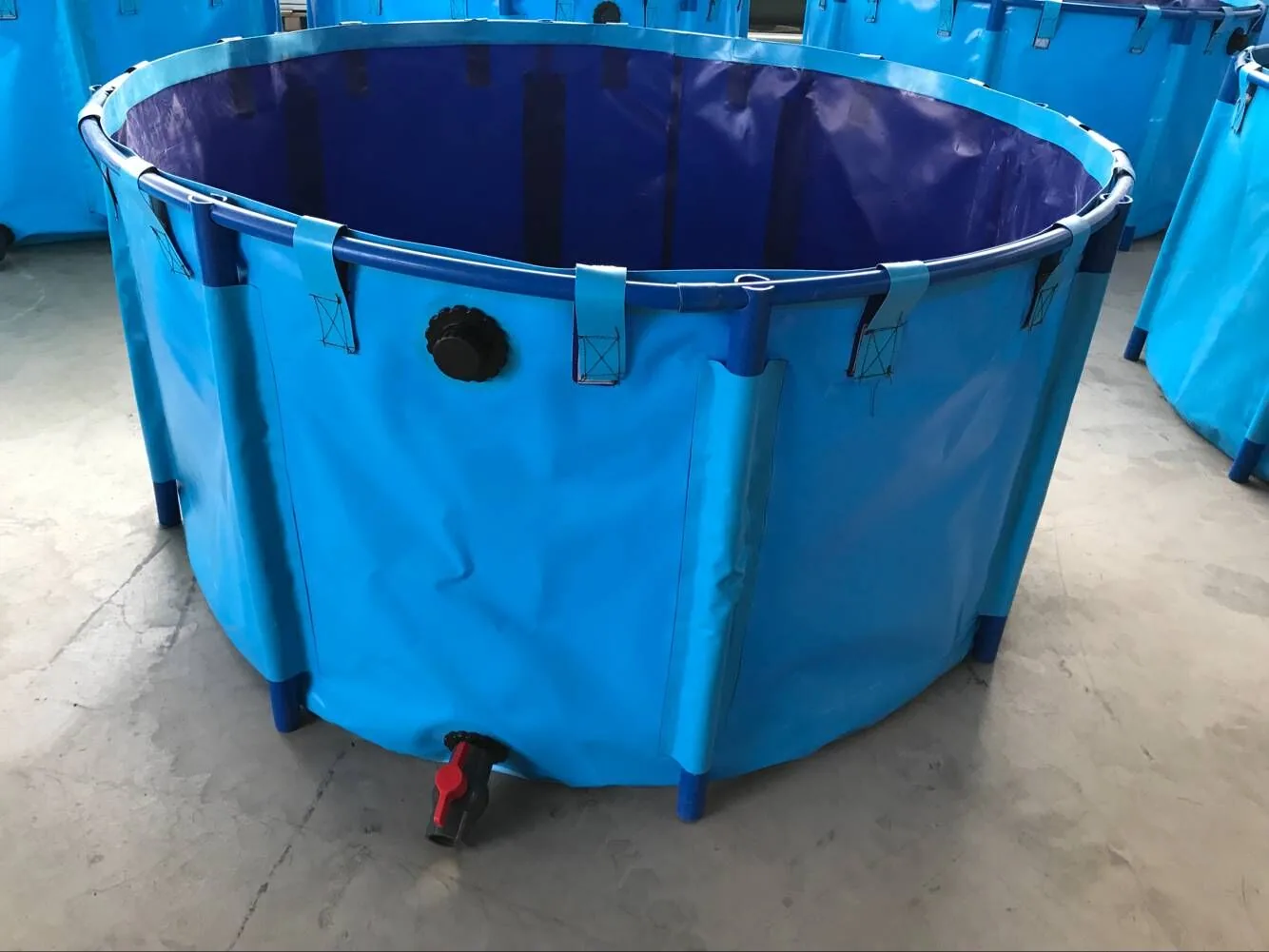 Plastic-tube-frame fish farming tank with flexible PVC liner