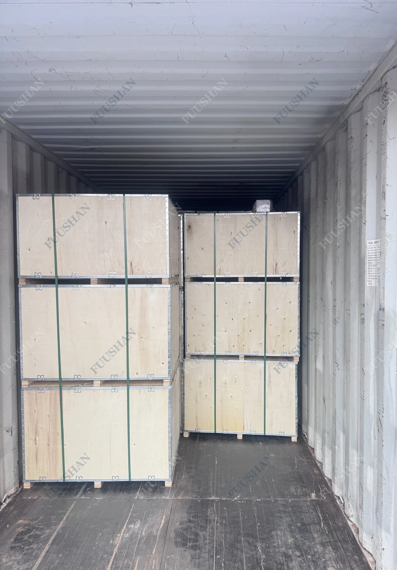 Cajas de madera colocadas dentro de un contenedor abierto
