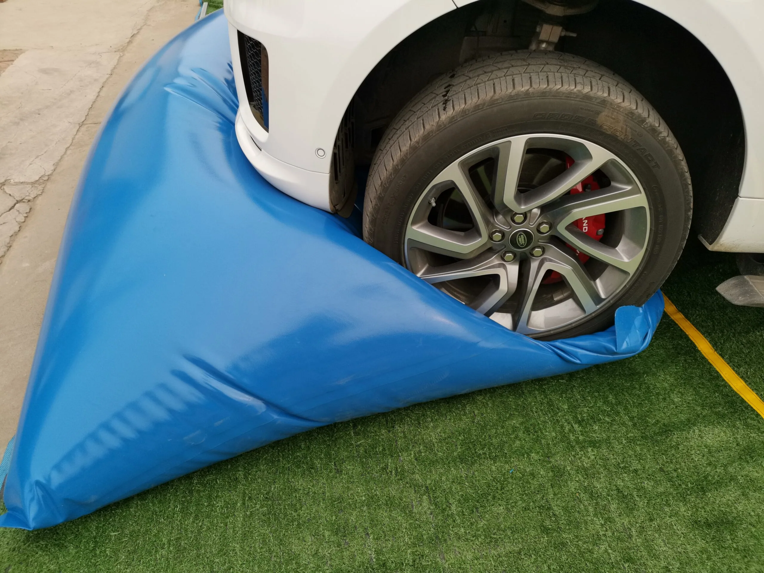 Flexible tank durability test with a vehicle wheel driven over the fabric