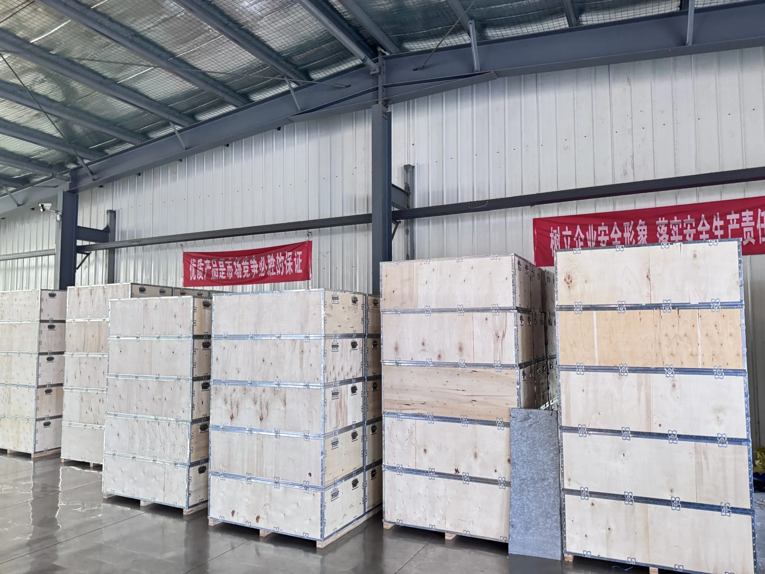 Holzkisten für eine FUUSHAN-Sendung vorbereitet